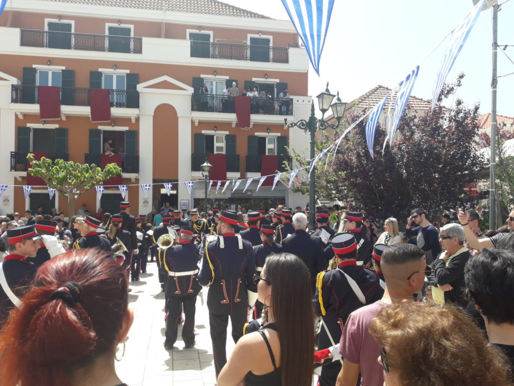 Η πρώτη Ανάσταση με το σπάσιμο των κανατιών και τη φιλαρμονική